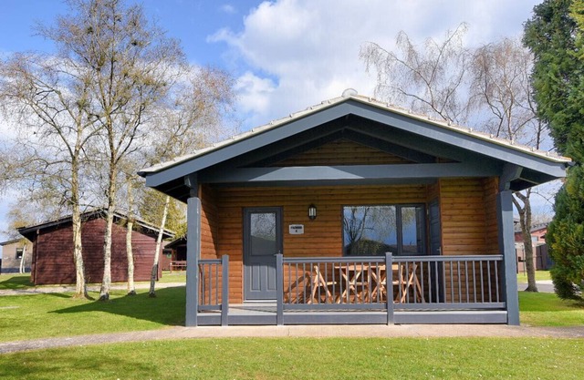 6 PINEWOOD RETREAT, family friendly, with pool in Lyme Regis