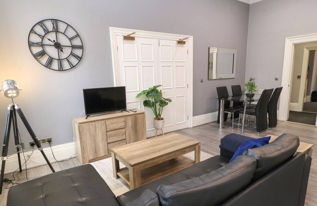 6 ST. JOHNS NORTH APARTMENTS, romantic in Wakefield