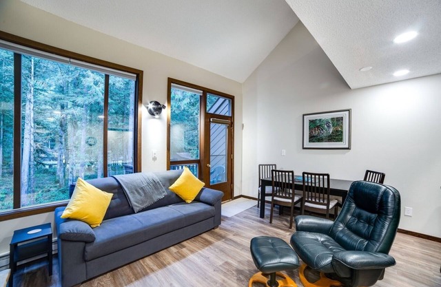 68SW - Fireplace - Washer/Dryer - Wi-Fi - Dishwasher- Sleeps 4 by RedAwning