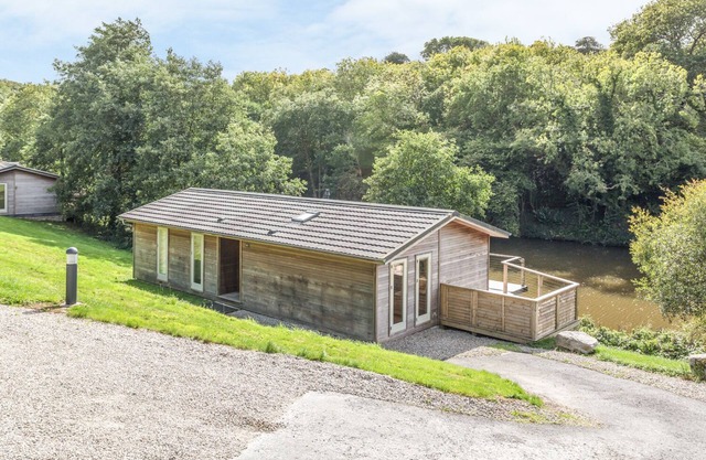 7 WATER'S EDGE, pet friendly, luxury holiday cottage in Lanreath