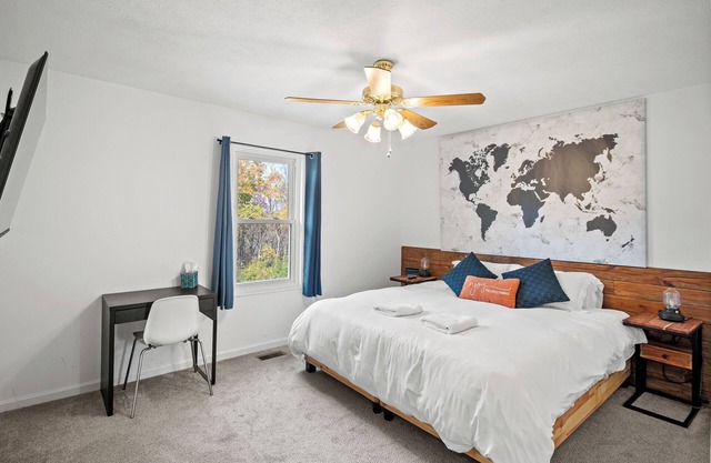 8 min to Ark, Playroom, Sleeps 12 on Quiet Street