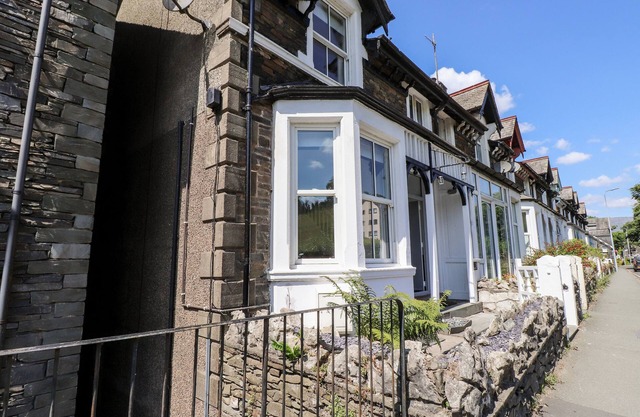 8 WATERHEAD TERRACE, family friendly in Ambleside