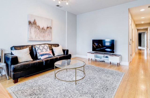 870 #2 DOWNTOWN! 5 BEDS / 2BATHS / SLEEPS 9! Suite 2/3