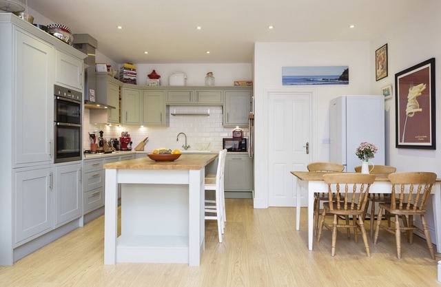 A 3 bed Victoria home, exceptionally decorated, in leafy Wimbledon (Veeve)