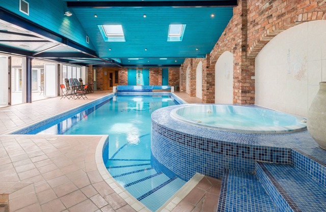 Retreat Swimming Jacuzzi Sauna 