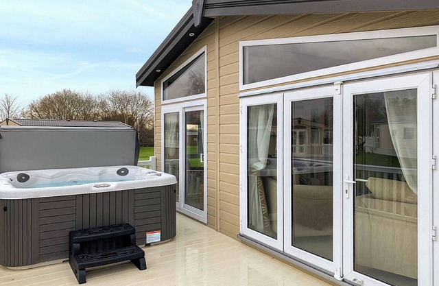 A spacious lodge with one master double with en suite shower room.