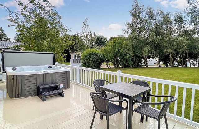 A spacious lodge with one master double with en suite shower room.