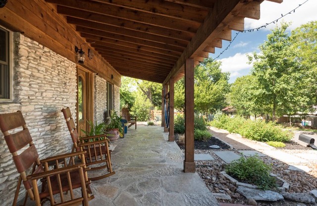 A touch of Texas Hill Country in SOCO Austin, w/SWIM SPA for 10 +SAUNA