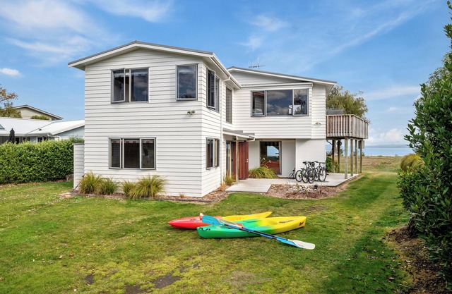 Waterfront Bay Holiday 