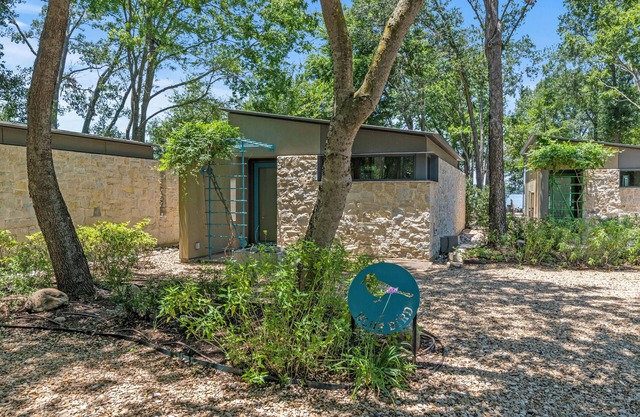 Cottage Water Jacuzzi Pickleball Court 