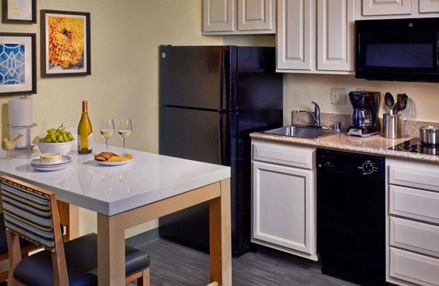 Affordability Meets Comfort! Free Breakfast & Parking, Minutes to Cincinnati Zoo