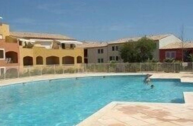 Air conditioned apartment for 6 persons in a residence with swimming pool at 700 meters of the beach