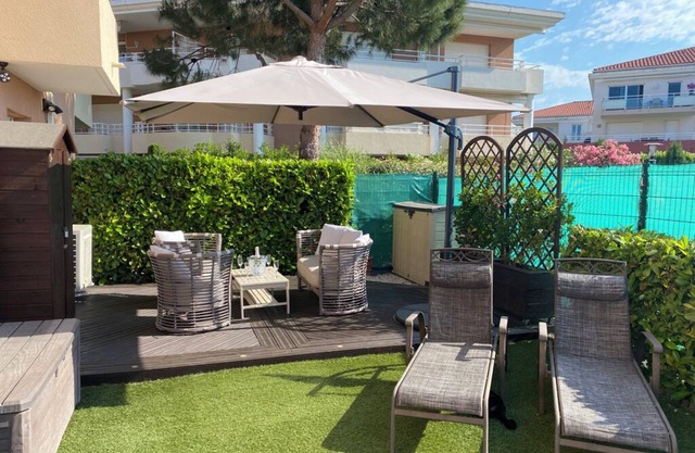 Air-conditioned 2 bedroom Garden apartment close to beaches and amenities.