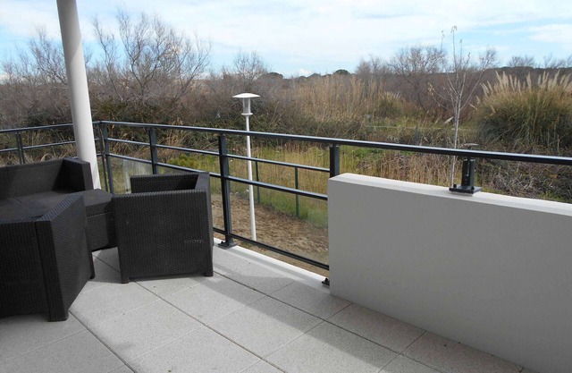 Air-Conditioned 2-Room Cabin Apartment with Terrace and Parking, Sleeps 6 - Le Grau-du-Roi