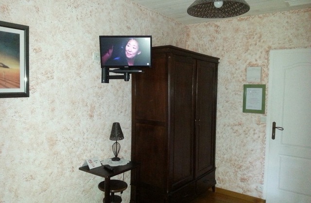 Air-conditioned guest room up to 3 people - Free Wifi.