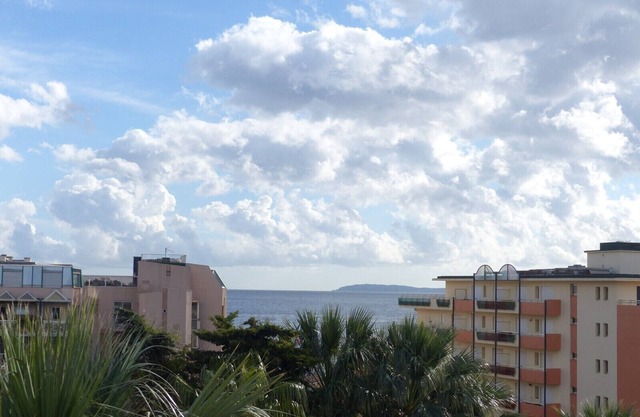 AIR-CONDITIONED T2 IN DOWNTOWN LAVANDOU