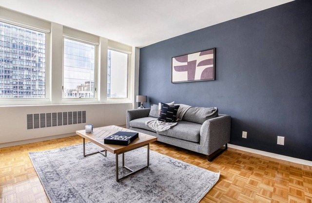 Airy Back Bay 1BR w/Gym, Doorman, W/D, nr. Copley Mall, by Blueground