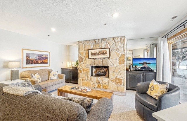 All Seasons Condo -Sleeps 6 - 2 King beds!