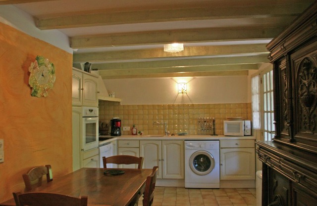 Alluring Cottage in Barjols with Roofed Terrace