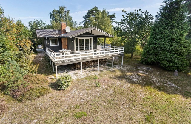 Amazing home in Aakirkeby with kitchen