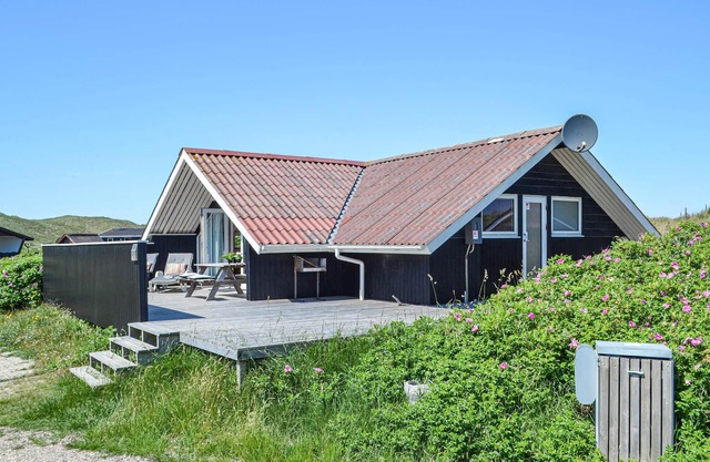 Amazing home in Hvide Sande with WiFi