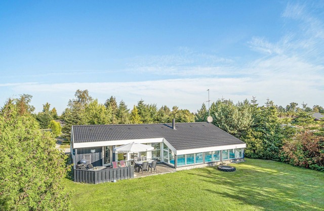 Amazing home in Væggerløse with WiFi