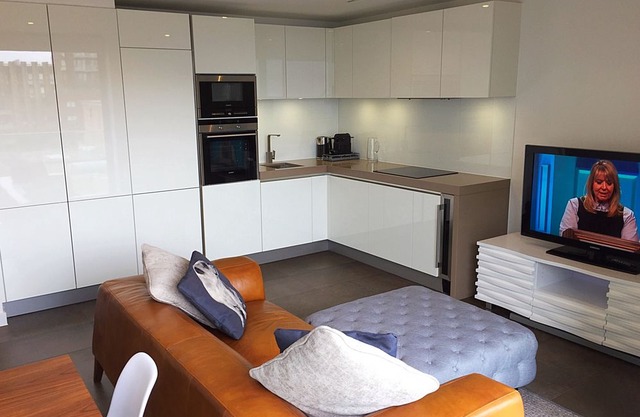 Angel River View Apartment with Balcony, Pool and Spa