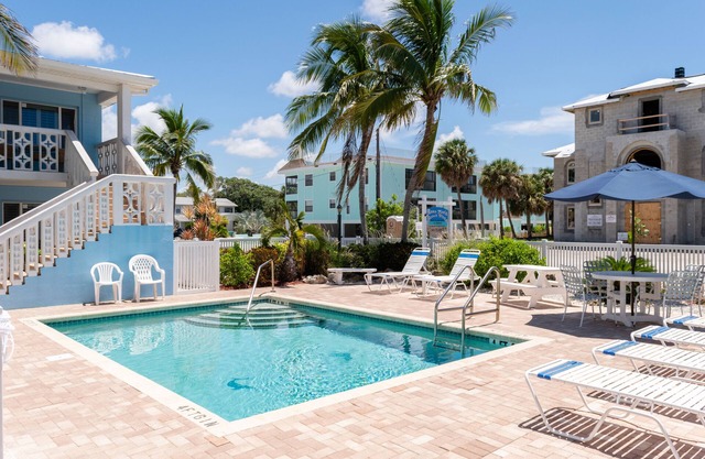 Anna Maria Beach Place 5 Directly Across The Street From The Beach With Pool