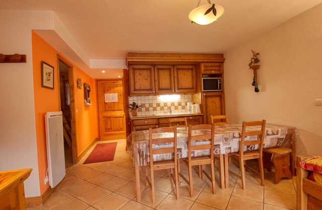 Apartment for 7, ski-in/ski-out, balcony