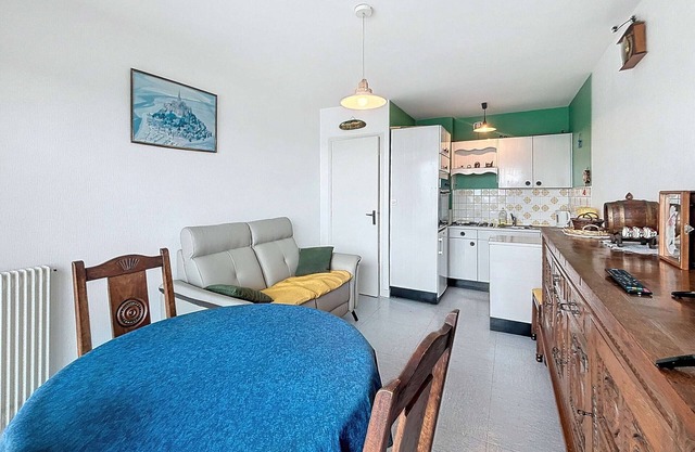 Apartment in central Granville with balcony, 300m from the beach and casino