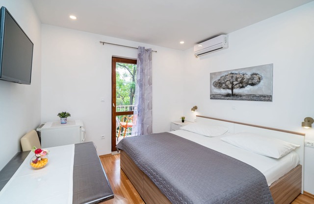 Apartment & Rooms Papa - Basic Double Room with Balcony and Partial Sea View