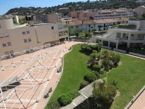 Appartement calme au cœur de Cavalaire, climatisé avec terrasse, parking et toutes commodités - FR-1-100-233