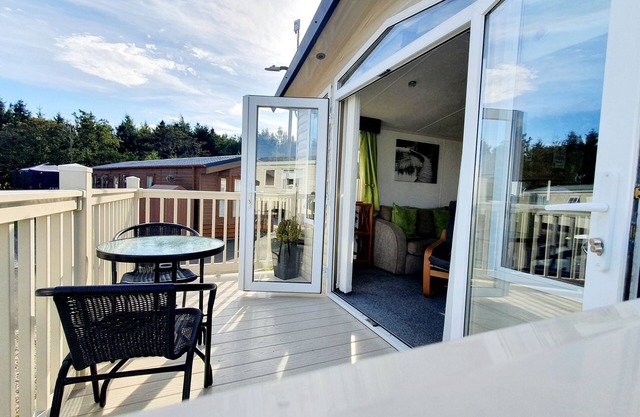 Apple Tree Lodge, Hot Tub, 3 bedroom, 2 Bars