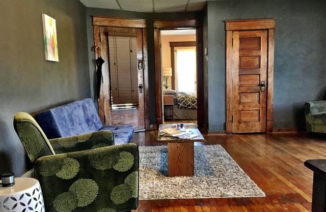 Arts District Loft in Downtown Kansas City -Great Views, Walkable, 30+ Day Stays