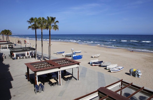 AT172 BAIX A MAR: Apartment on the beachfront