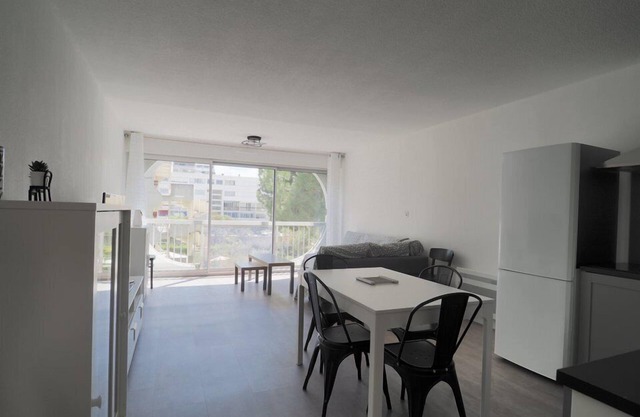 Attractive, large T3 in town center with WIFI, private parking, shops and port just a few.