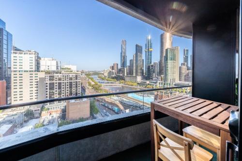 Aura2107, CBD Entire 2 Bedroom Apartment with Balcony and Stunning Yarra River Views