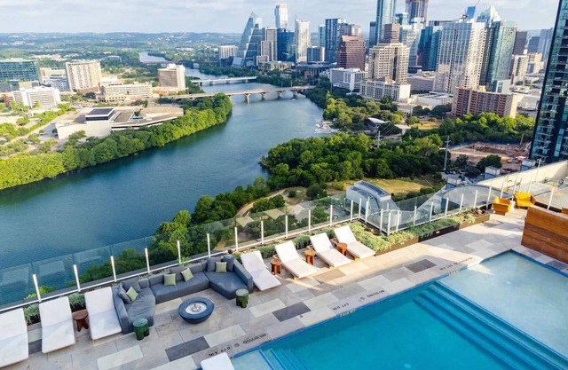 Austin Luxury 2BR: Rooftop Heated Pool & City View