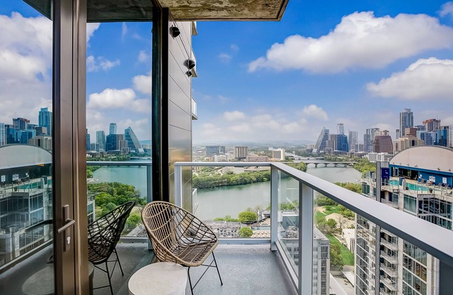 Austin Rainey Street studio - lake & skyline-view balcony, rooftop pool & gym