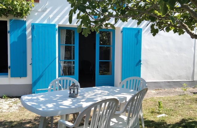 AUTHENTIC FISHERMAN'S HOUSE AT BLACKMOUTIER NEAR BEACH