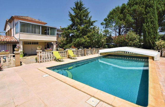 Awesome home in Caumont sur Durance w/ Outdoor swimming pool, WiFi and Outdoor swimming pool