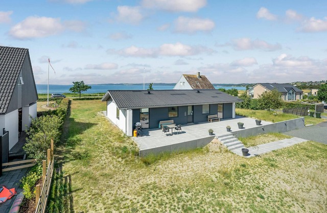 Awesome home in Ebeltoft with WiFi