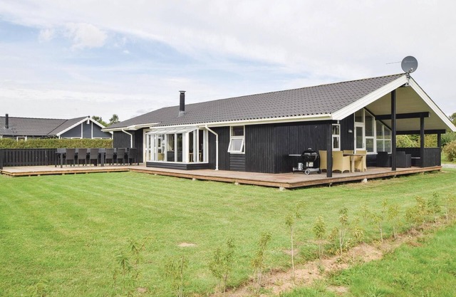 Awesome home in Juelsminde with kitchen