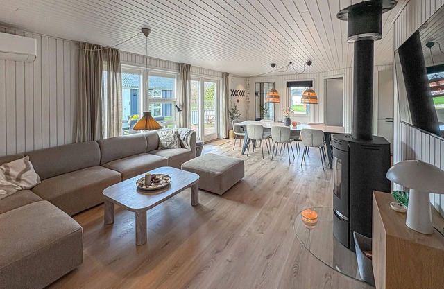 Awesome home in Vinderup with WiFi