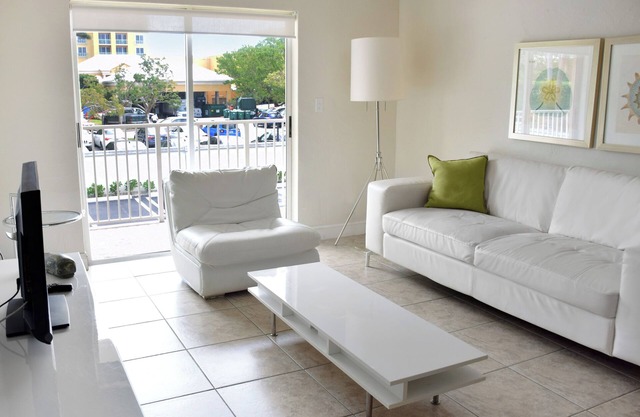 Awesome Key Biscayne Getaway! 2 Great Rooms, Beach Access, Pool, Free Parking