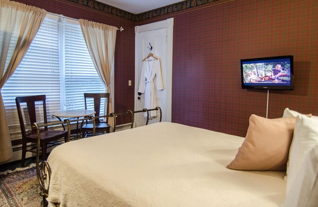 B&B! 2nd Floor Queen Room for 1, Custom Full Breakfast in downtown Shelburne, VT