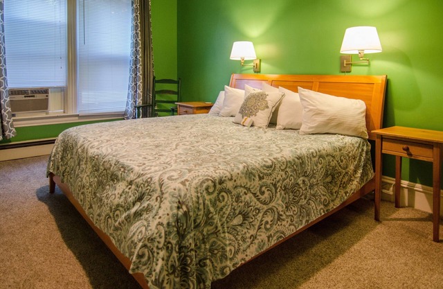 🍳 B&B ☕ Green King Room (1st Floor), Custom Breakfast, Downtown Shelburne, VT!