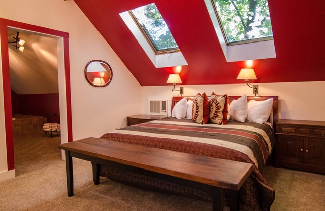 🍳 B&B ☕ Red Jacuzzi Suite (2nd Fl), Custom Breakfast, Downtown Shelburne, VT!