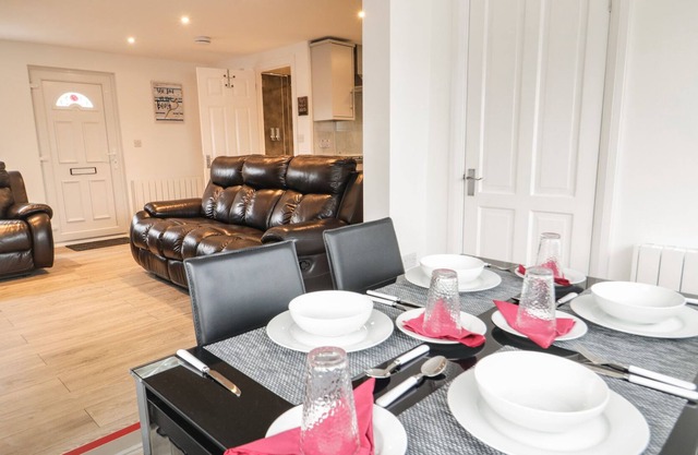 BANKSWOOD, pet friendly, with a garden in Southerness