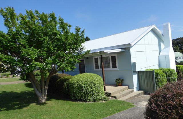 Batehaven Dog Friendly Retro beach cottage